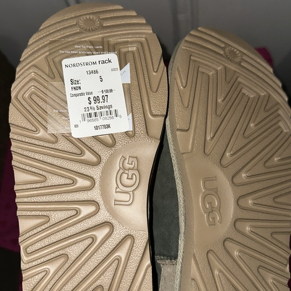 Brand New with tags Kids UGG size 5. Olive Green and beige. Box included. - Picture 5 of 6